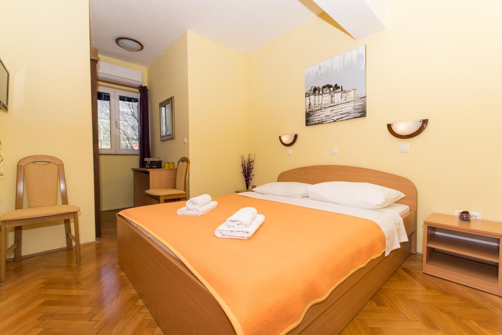 Guest House Mamut คาชเตลา ภายนอก รูปภาพ