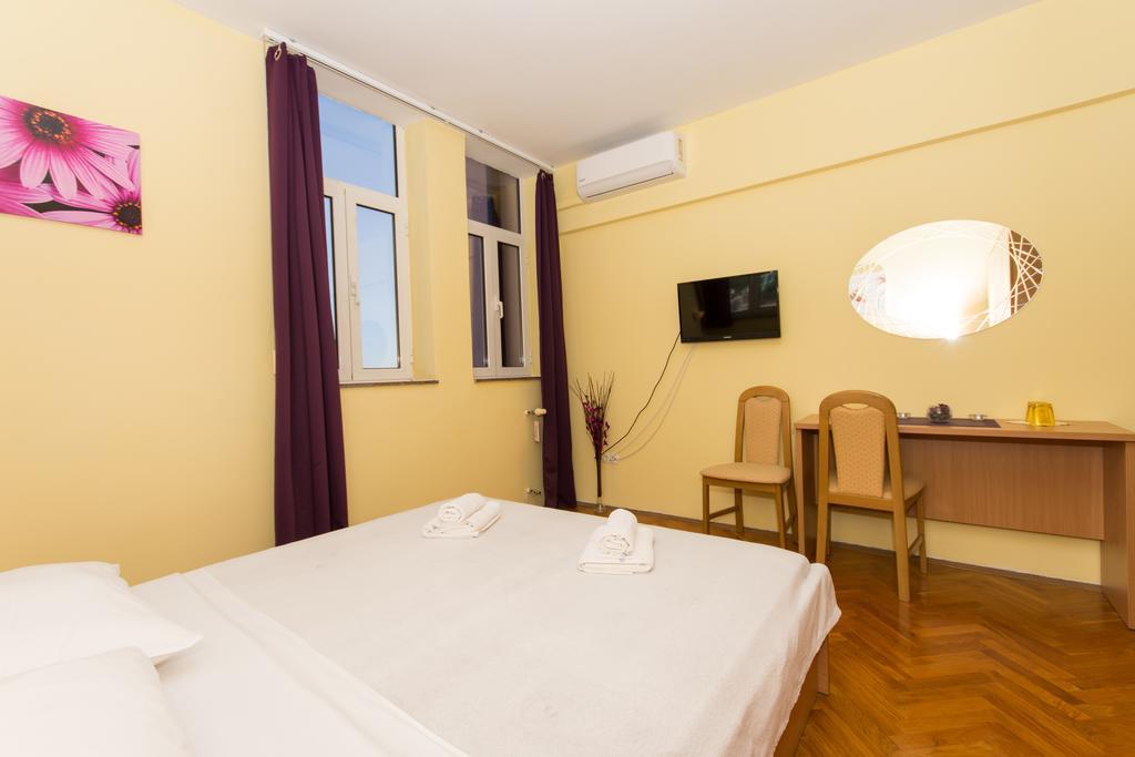 Guest House Mamut คาชเตลา ภายนอก รูปภาพ